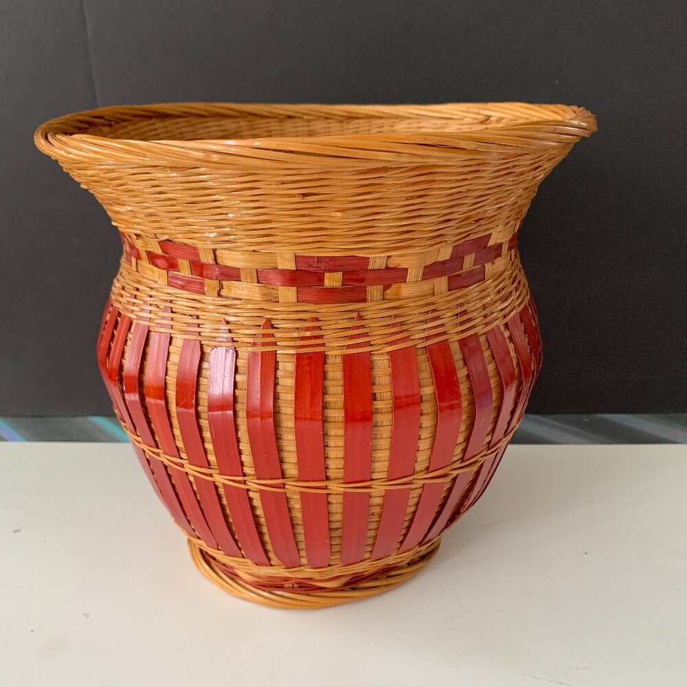VINTAGE SHANGHAI HANDCRAFTS WOVEN VASE BASKET 8" by 9" top in diameter